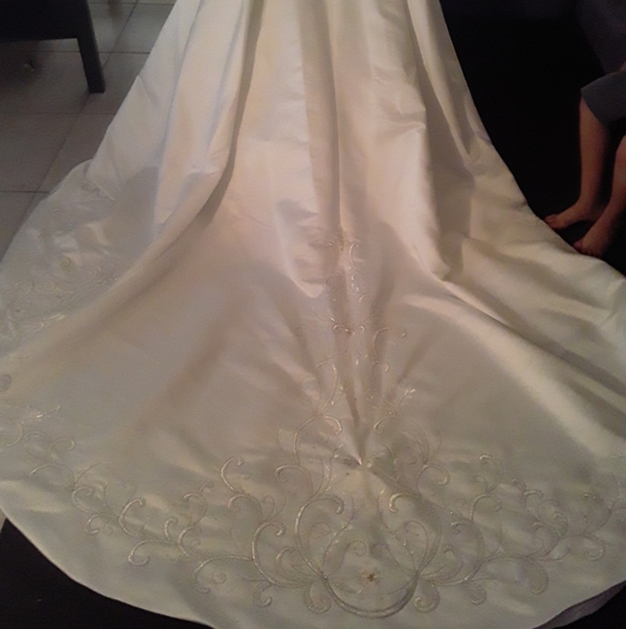 Brand new wedding dress - Picture 5 of 7